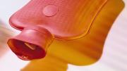 Quien tiene una bolsa de agua caliente sin uso en casa, tiene un tesoro: por qué y para qué sirve