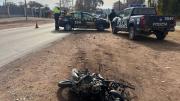 Accidente fatal: un adolescente murió tras chocar de frente en su moto contra una camioneta y un auto