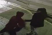Impactante video: así fue el momento en que una mujer apuñaló a su pareja