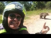 La última selfie que se tomó un turista antes de morir: lo atacó un oso pardo