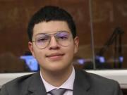 El legislador más joven de Ecuador fue visto dibujando en plena sesión y ahora su puesto corre peligro
