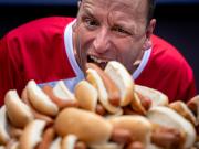 El récord mundial Joey Chestnut lo hizo de nuevo: cuántos panchos comió en la competencia de 2025