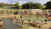 Escapadas en Buenos Aires: el pueblo que tiene termas naturales y un bosque salido de un cuento