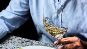 Cuánto tiempo se debe guardar el vino blanco en la heladera antes de ser bebido, según expertos