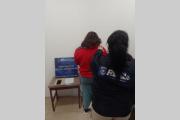 Detienen a una mujer acusada de defraudar a su tía utilizando su tarjeta de débito