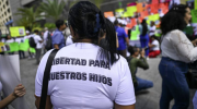 (AUDIO) Familiares de migrantes venezolanos enviados hacia El Salvador denuncian incomunicación