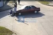 Brutal accidente: motociclista salió despedido tras impactar contra un auto (VIDEO)