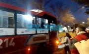 VIDEO. Golpes y tensión en un micro 214: lincharon a un hombre por manosear a una menor en La Plata