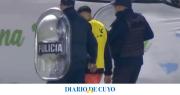 Violencia: detuvieron a un jugador del Ascenso en pleno partido por tirarle un botellazo a un hincha