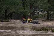 Trágicas inundaciones en Texas: hay al menos 24 muertos y 20 nenas de un campamento desaparecidas