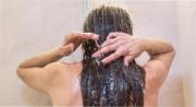Por qué nunca deberías lavarte el pelo sin shampoo