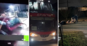 Video: un micro enganchó un cable en La Plata, tiró abajo postes de luz y dejó a un barrio entero sin luz
