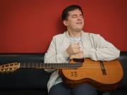 Nahuel Pennisi confiesa su hábito nocturno, cuenta su pasión por la radio y recuerda los comienzos como artista callejero