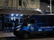 Allanaron un cine porno en Ciudadela: encontraron víctimas de explotación y detuvieron a los dueños