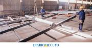 Circunvalación: inició el armado de los mega postes de energía solar