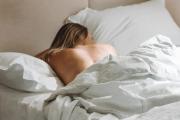 Cuáles son los cincos beneficios de dormir sin ropa, según la ciencia