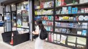 Hombre hispano asesina a su amigo frente a una tienda de víveres: le disparó y huyó de la escena