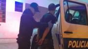 Fue detenido tras romper la luneta de un auto en pleno centro