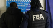 Un hombre fue a una cena benéfica en Berisso con un arma escondida y se le escapó un tiro en el baño