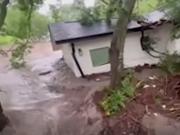 El impactante video de una casa con un gato adentro que es arrastrada por la inundación en Texas