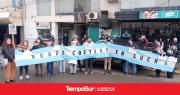 Artesanos del galpón reclamaron en el izamiento dominical