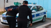 Detienen a dos hombres por el robo de una rueda de auxilio