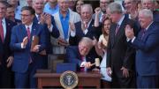 Wall Street y Donald Trump festejan rebaja impositiva; el déficit fiscal apunta a 7% del PBI, pero a los bonos no les parece mal