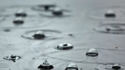 Por qué aparecen burbujas en los charcos con la lluvia, la curiosa razón que pocos conocen