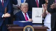 Donald Trump firmó su mayor ley fiscal desde la Casa Blanca