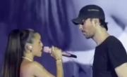 El besito en “offside” de Enrique Iglesias a Emilia