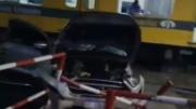 Tragedia en las vías del Urquiza: un auto fue arrollado por un tren y murió un hombre