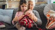 Por qué los pasatiempos de abuela son la clave para la salud mental, según los expertos