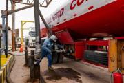 Andrónico plantea liberar gradualmente la subvención de carburantes y propone crear un fondo de dólares