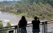 Videos de la inundación mortífera en Estados Unidos: esperan más lluvias y hay decenas de niños perdidos