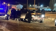 Detienen a conductor borracho con un arma de guerra y un acompañante con pedido de captura