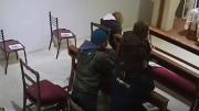 Le robaron a una mujer mientras rezaba en una parroquia