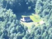 La solitaria cabaña en medio del bosque que genera debate en redes: No, gracias