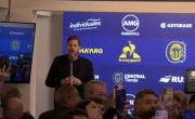 Sorpresa por la aparición del Pollo Vignolo en la presentación de Di María en Rosario Central