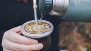 El truco casero para evitar que se tape la bombilla y tomar mate son problemas