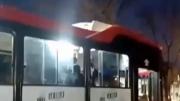 Pasajeros de un colectivo casi linchan a un hombre tras acusarlo de acosar a una nena