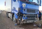 Dos personas mueren tras el choque entre un camión con un minibús en la carretera La Paz