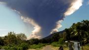 El volcán Lewotobi Laki Laki en Indonesia entró en erupción
