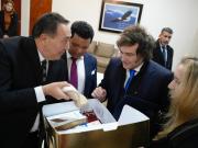 De convertir 100 mil pesos en 100 mil dólares a devolverle la vista a un ciego: los supuestos milagros del pastor que visitó Javier Milei