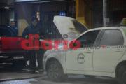 Momentos de tensión en la noche: un remis se prendió fuego con una familia a bordo