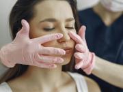 Doctor Louis A. Cona recomienda la postura para prevenir las arrugas mientras dormimos: “Los productos probablemente mienten”