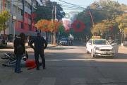 Violento choque en Absalón Rojas y Chacabuco deja un motociclista hospitalizado