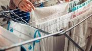 El sencillo truco para quitar el olor a la humedad en la ropa durante el invierno