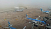Volvió a operar Aeroparque pero hay más de 70 vuelos cancelados y demorados