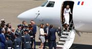 Otra vez Emmanuel Macron: El video viral del incómodo momento que vivió con su esposa al bajar de un avión en Reino Unido