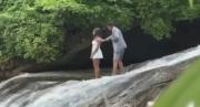 El video viral de una propuesta de matrimonio que terminó en desastre: la quiso realizar en lo alto de una cascada